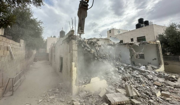 Une Jérusalemite obligée par l'occupation à démolir ses deux appartements à Beit Hanina...