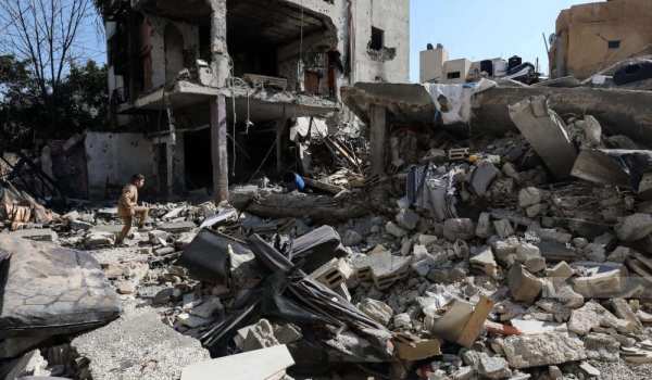 Israël démolit maisons et commerces près...